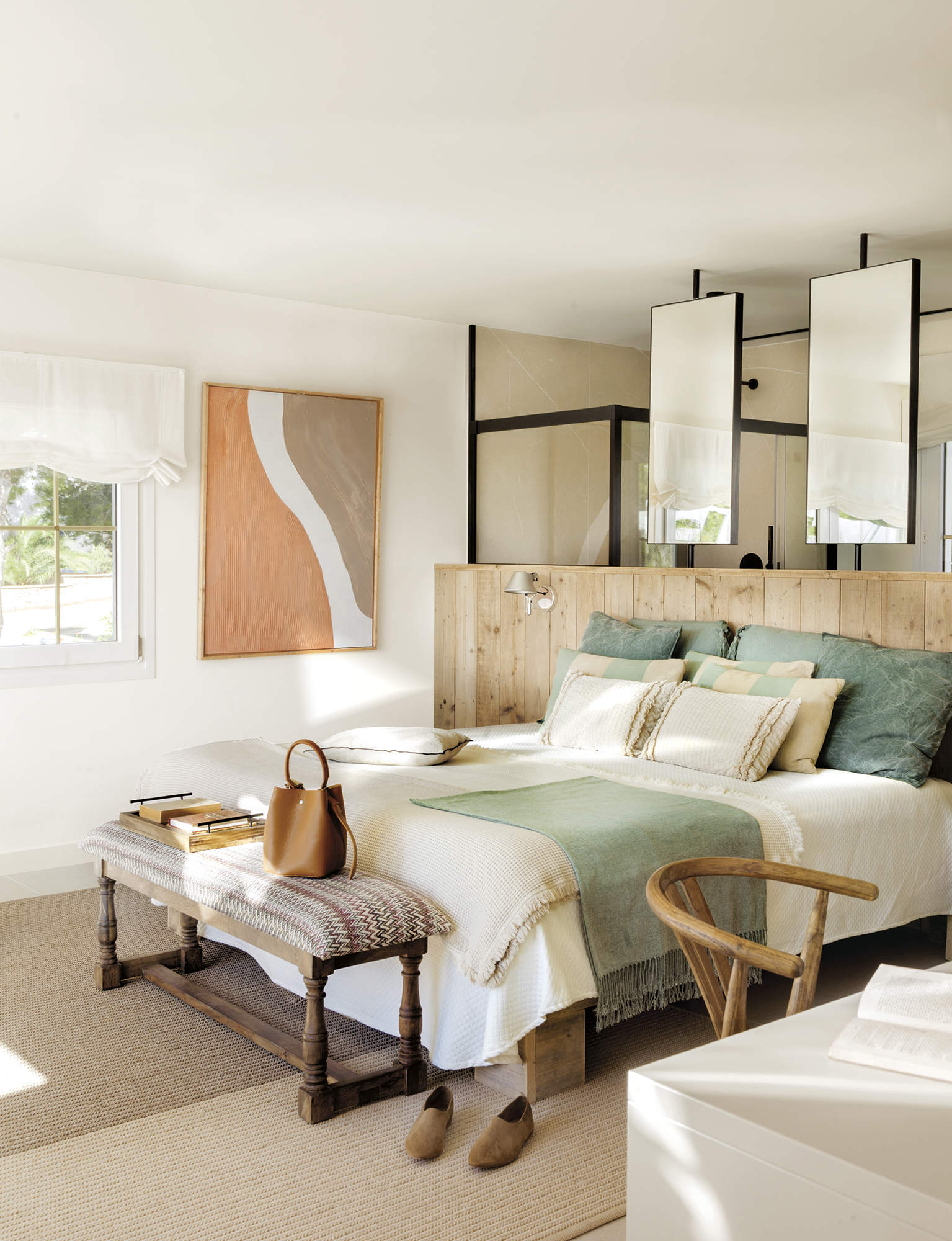 Dormitorio de estilo mediterráneo con mucha luz y pinceladas turquesas